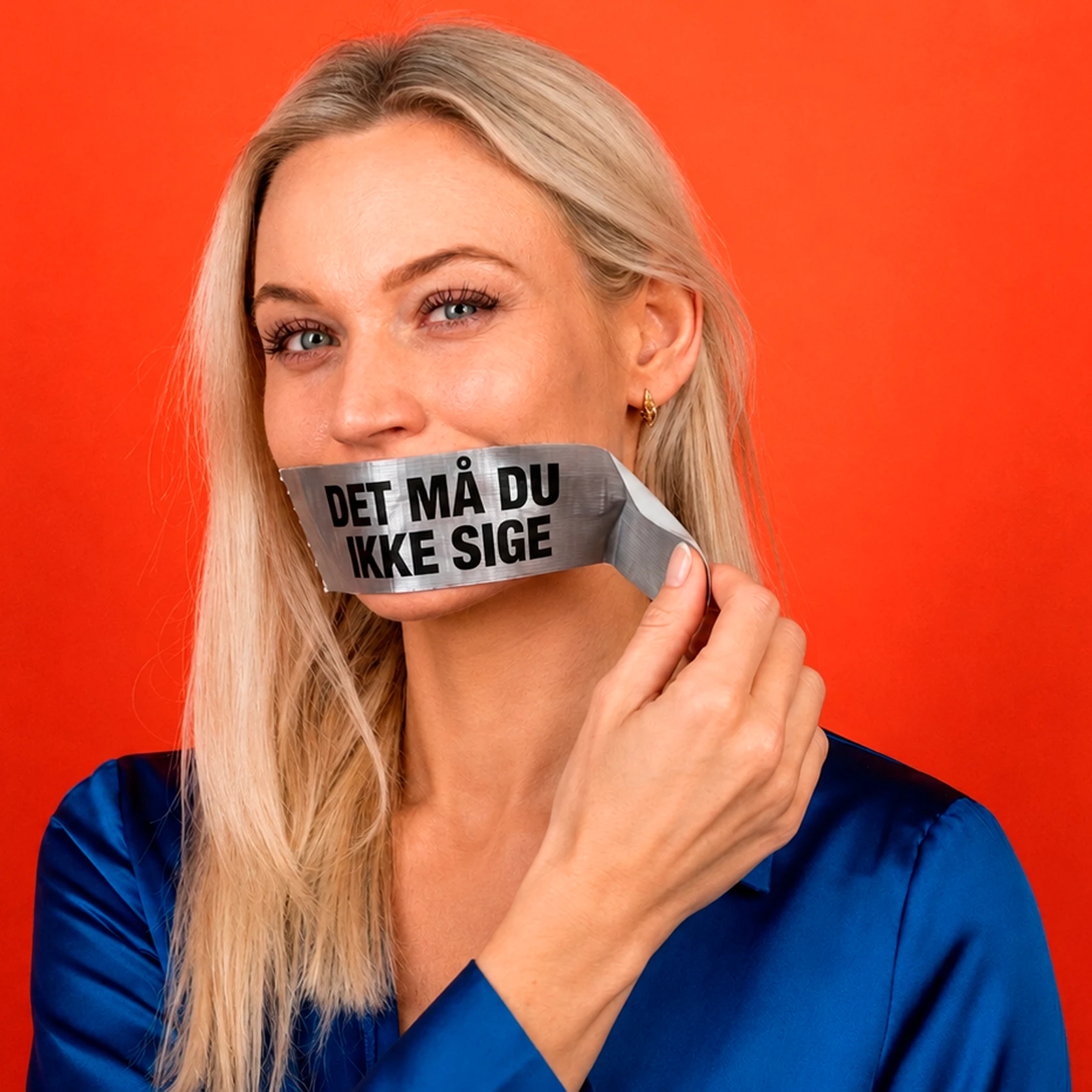 Danielle Dahlhus med gaffatape over munden, hvor der står 'Det må du ikke sige'